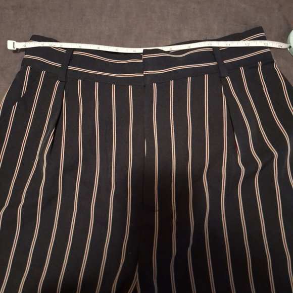 Casual Short - Picture 2 of 5